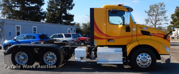 image for item DM2874 2016 Peterbilt 579  semi truck