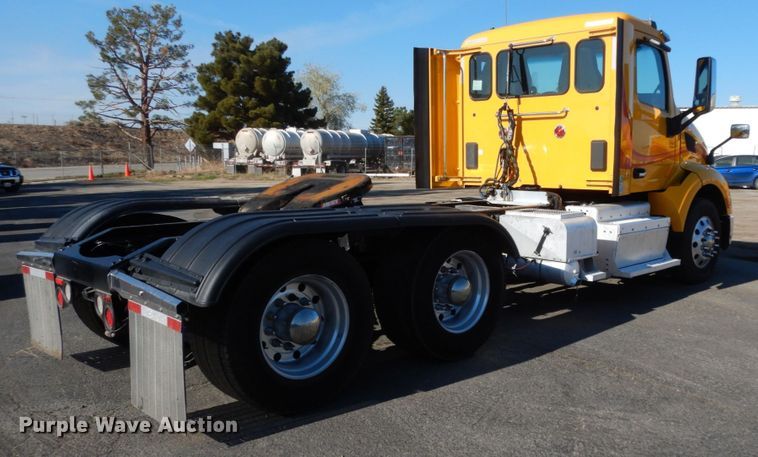 image for item DM2874 2016 Peterbilt 579  semi truck