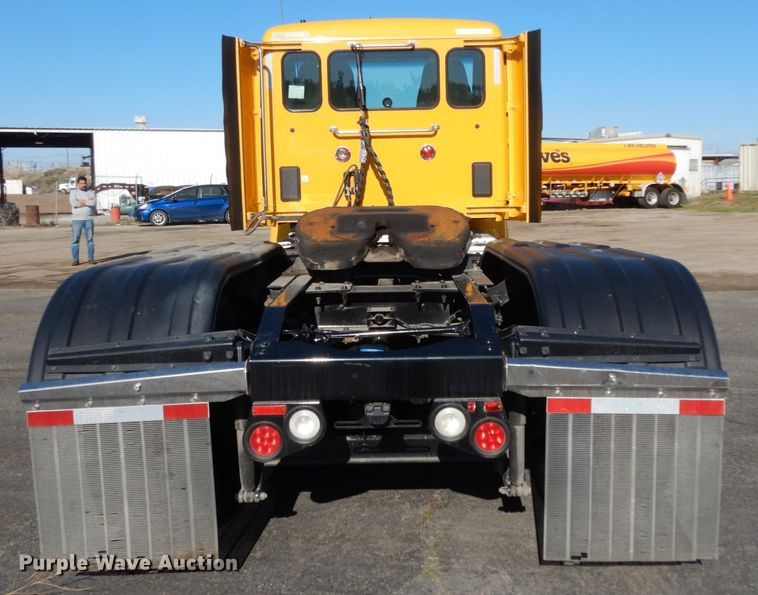 image for item DM2874 2016 Peterbilt 579  semi truck