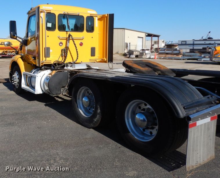 image for item DM2874 2016 Peterbilt 579  semi truck