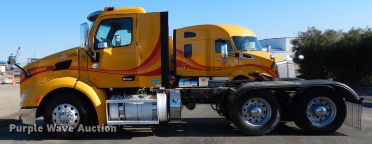 image for item DM2874 2016 Peterbilt 579  semi truck