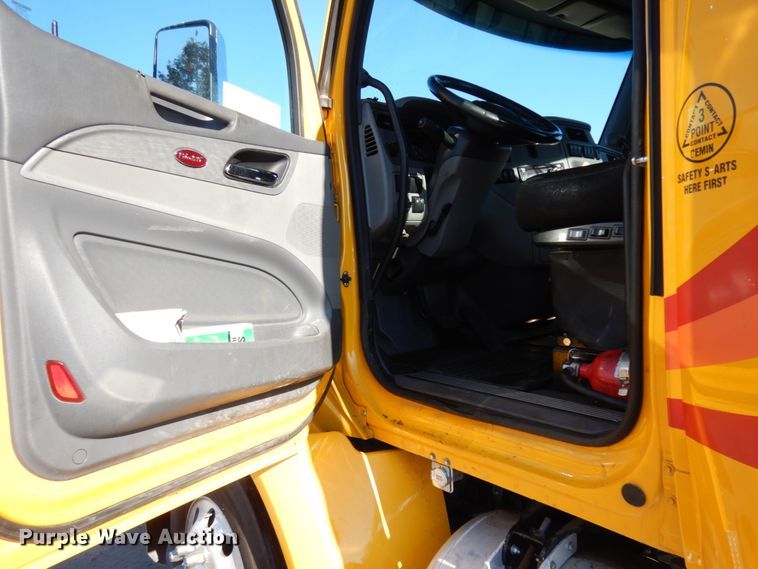 image for item DM2874 2016 Peterbilt 579  semi truck