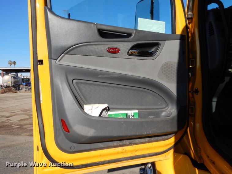 image for item DM2874 2016 Peterbilt 579  semi truck