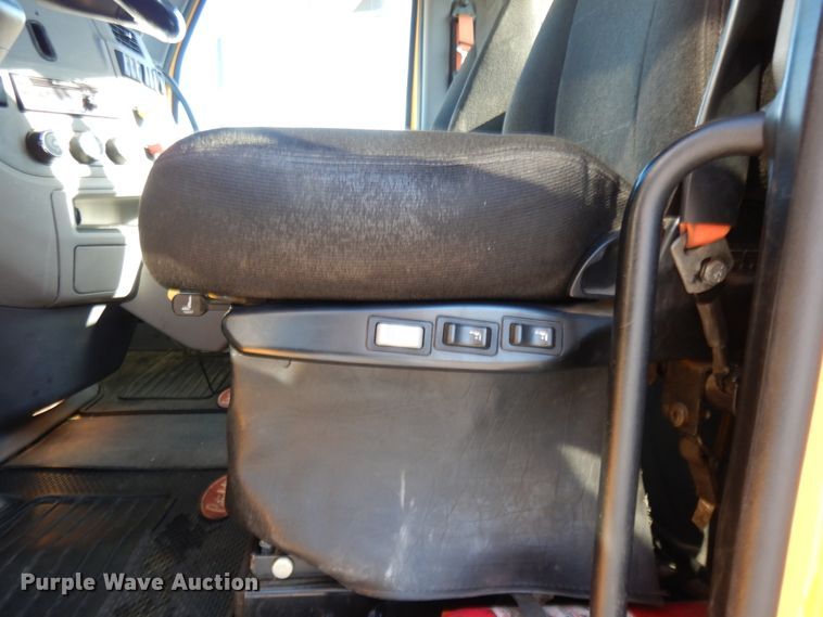 image for item DM2874 2016 Peterbilt 579  semi truck