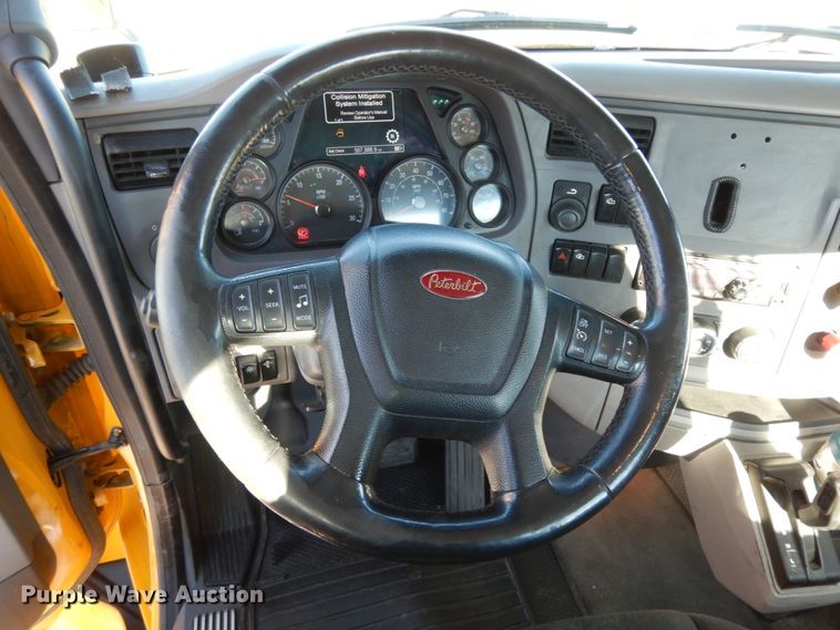 image for item DM2874 2016 Peterbilt 579  semi truck