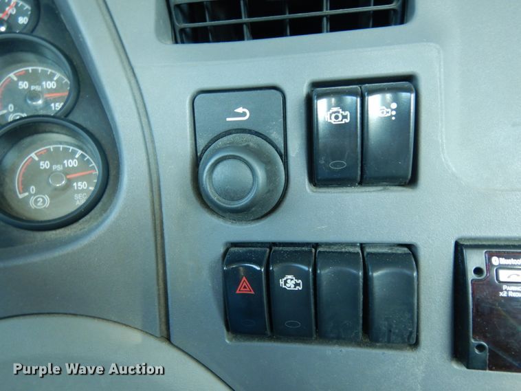 image for item DM2874 2016 Peterbilt 579  semi truck