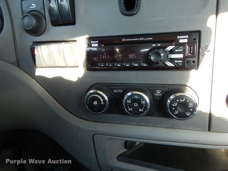 image for item DM2874 2016 Peterbilt 579  semi truck