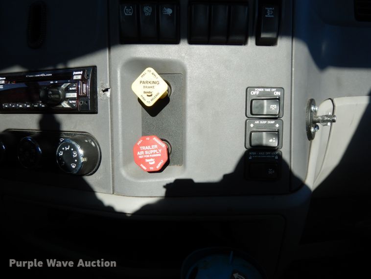 image for item DM2874 2016 Peterbilt 579  semi truck