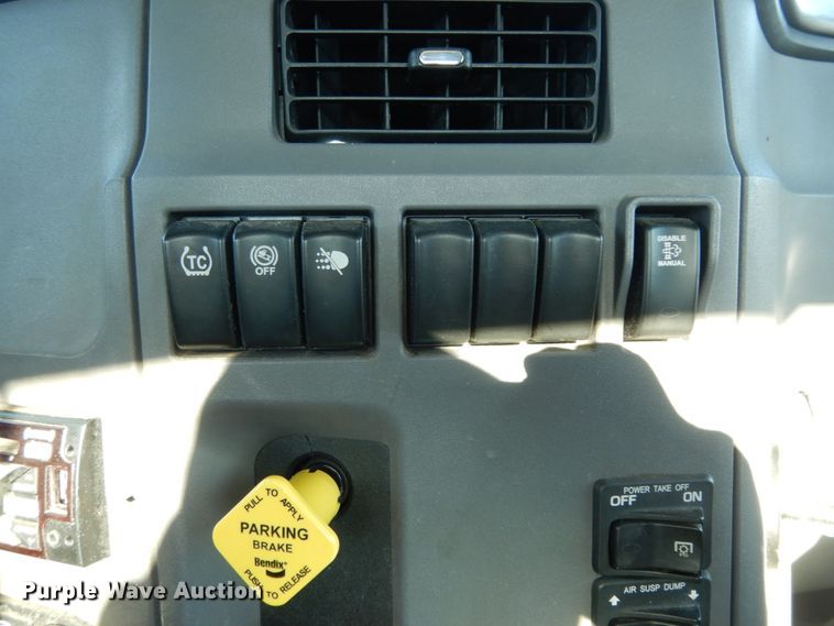 image for item DM2874 2016 Peterbilt 579  semi truck