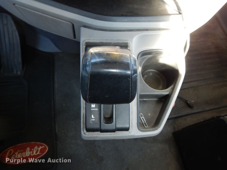 image for item DM2874 2016 Peterbilt 579  semi truck