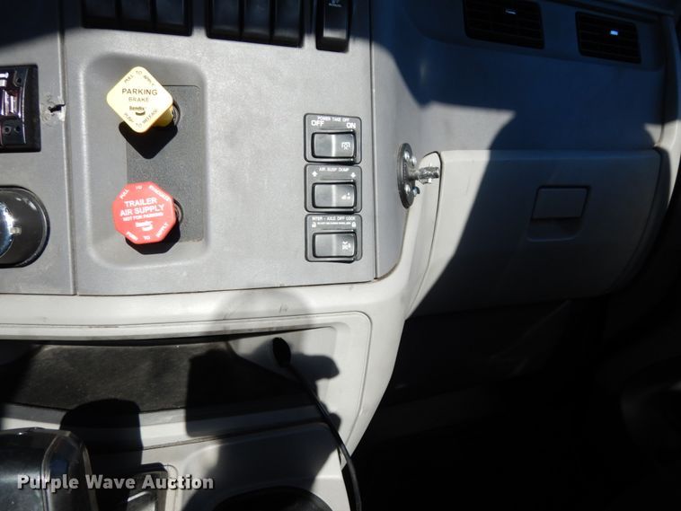 image for item DM2874 2016 Peterbilt 579  semi truck