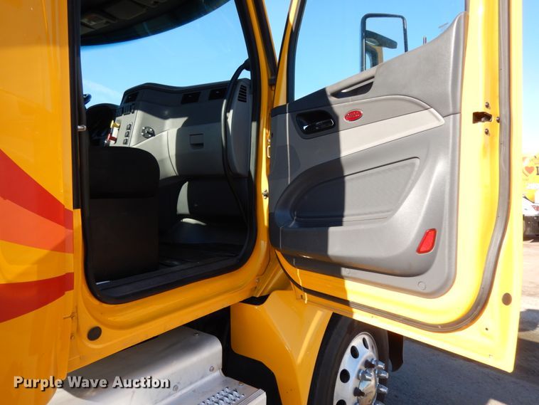 image for item DM2874 2016 Peterbilt 579  semi truck