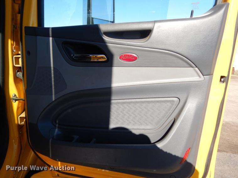 image for item DM2874 2016 Peterbilt 579  semi truck