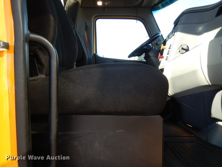 image for item DM2874 2016 Peterbilt 579  semi truck