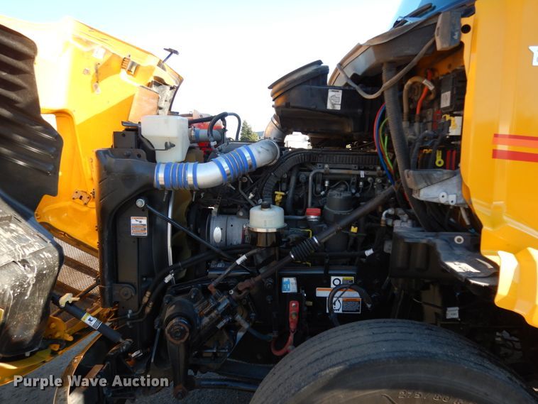 image for item DM2874 2016 Peterbilt 579  semi truck