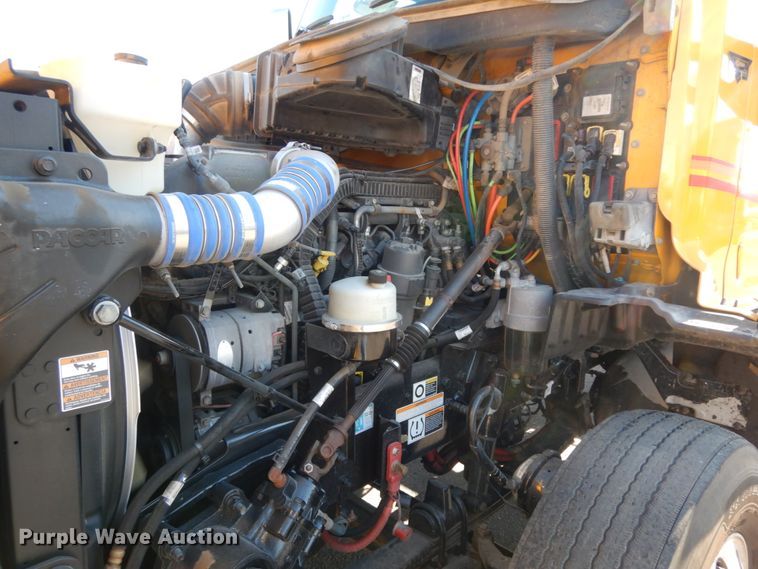 image for item DM2874 2016 Peterbilt 579  semi truck