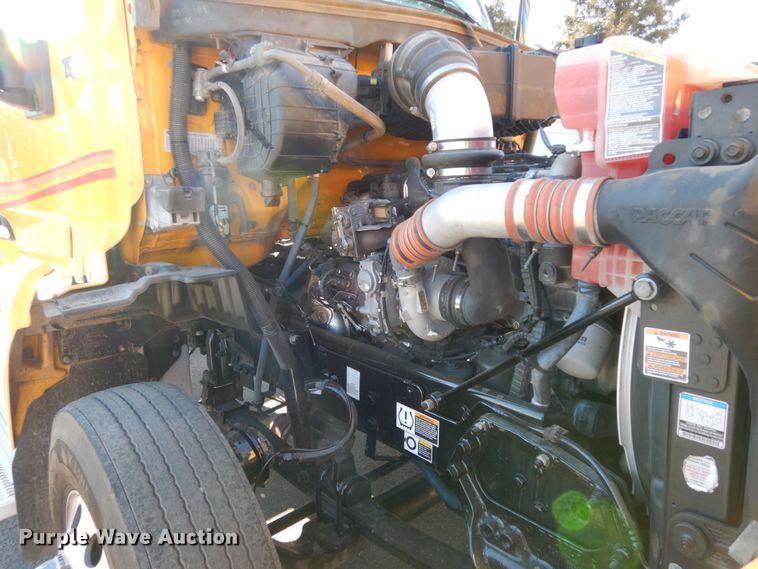 image for item DM2874 2016 Peterbilt 579  semi truck