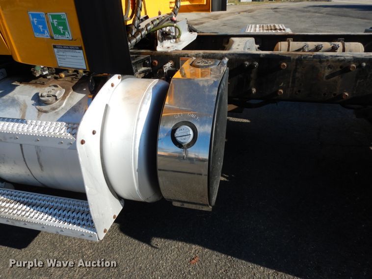 image for item DM2874 2016 Peterbilt 579  semi truck