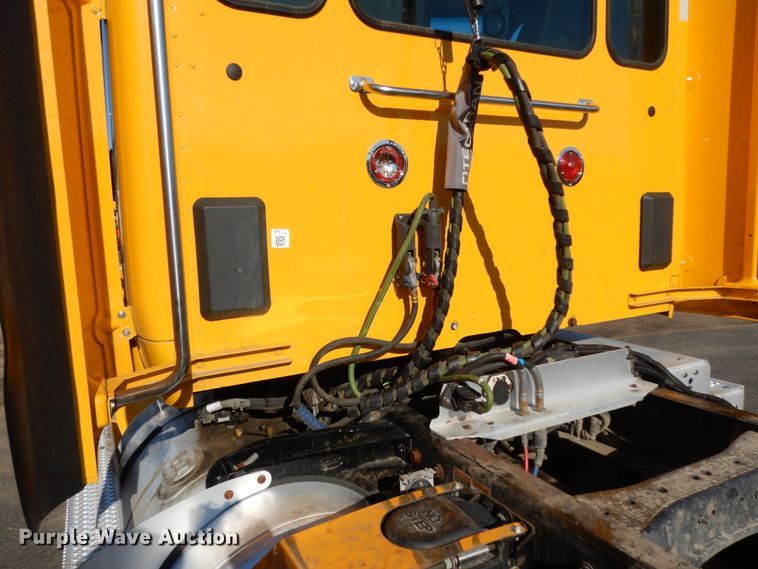 image for item DM2874 2016 Peterbilt 579  semi truck