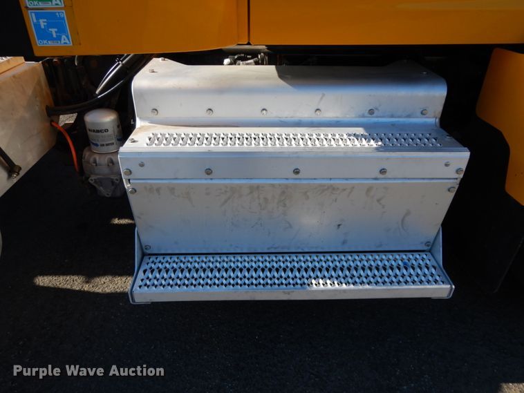 image for item DM2874 2016 Peterbilt 579  semi truck