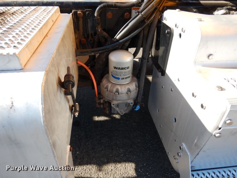 image for item DM2874 2016 Peterbilt 579  semi truck