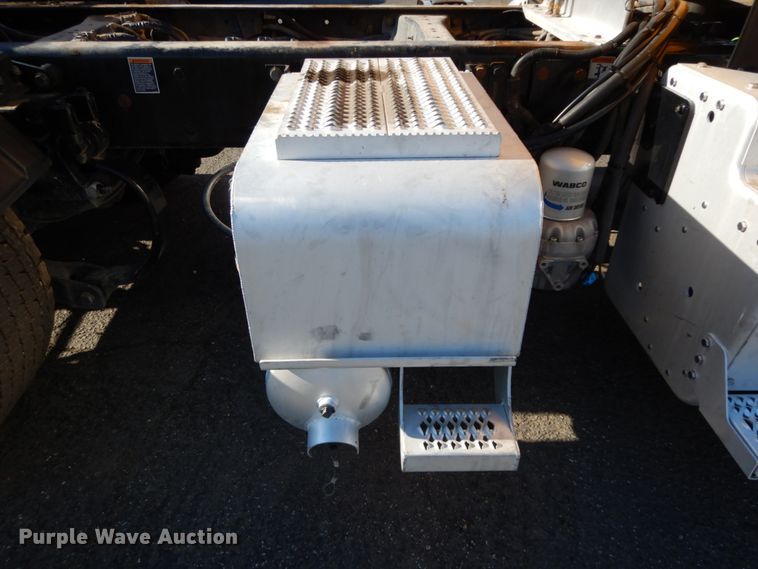 image for item DM2874 2016 Peterbilt 579  semi truck