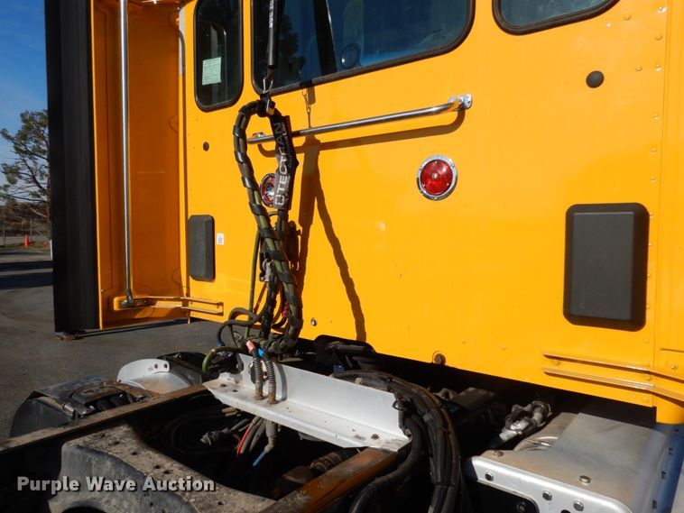 image for item DM2874 2016 Peterbilt 579  semi truck