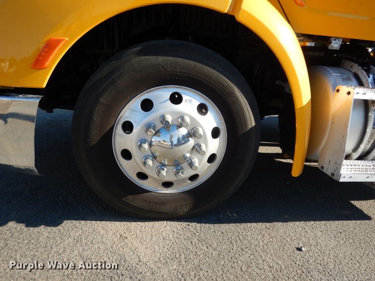 image for item DM2874 2016 Peterbilt 579  semi truck