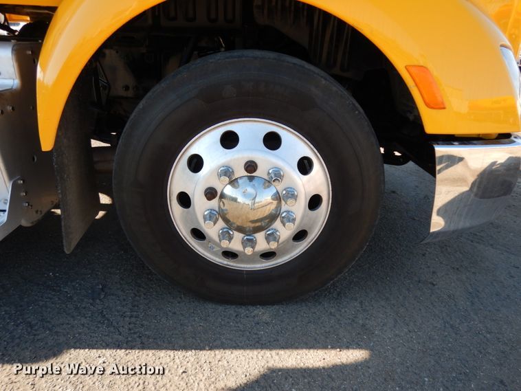 image for item DM2874 2016 Peterbilt 579  semi truck