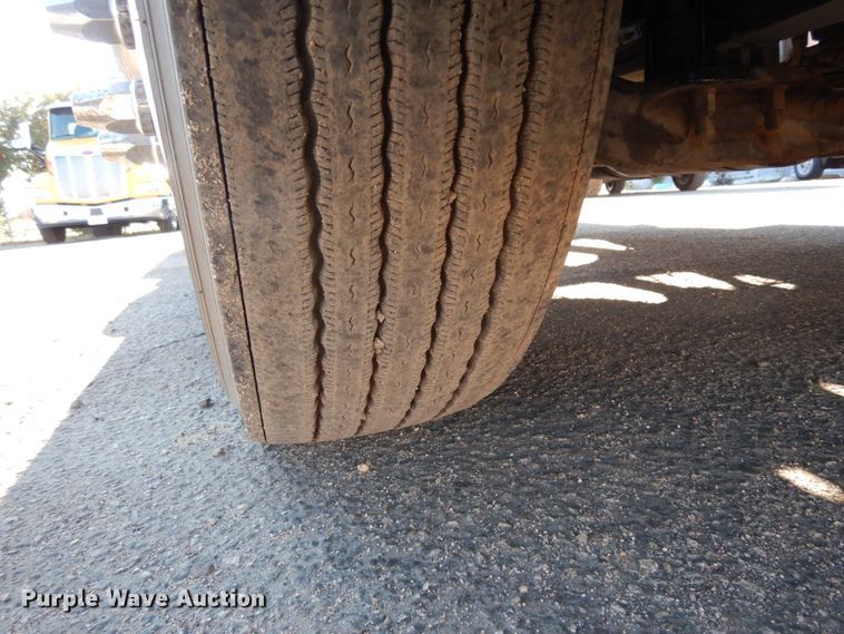 image for item DM2874 2016 Peterbilt 579  semi truck