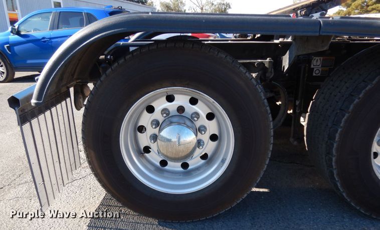 image for item DM2874 2016 Peterbilt 579  semi truck