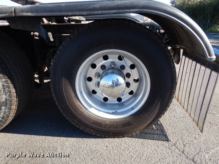 image for item DM2874 2016 Peterbilt 579  semi truck