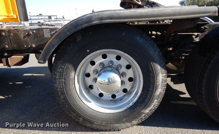 image for item DM2874 2016 Peterbilt 579  semi truck