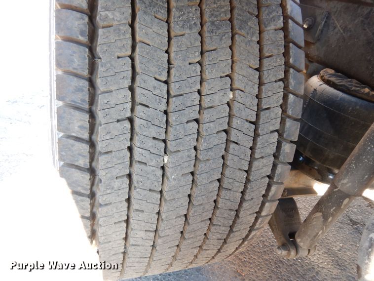 image for item DM2874 2016 Peterbilt 579  semi truck