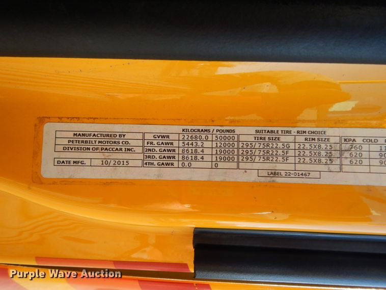 image for item DM2874 2016 Peterbilt 579  semi truck