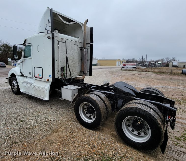 image for item FL9099 2013 Freightliner Columbia  Glider semi truck