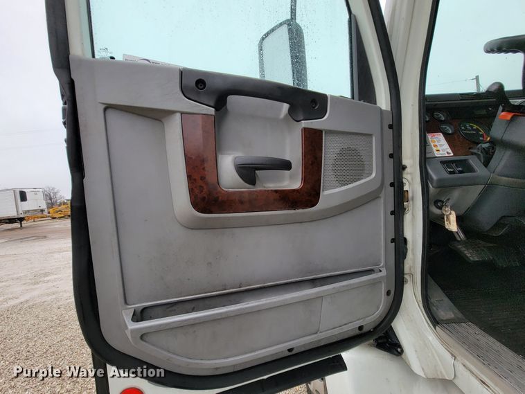 image for item FL9099 2013 Freightliner Columbia  Glider semi truck