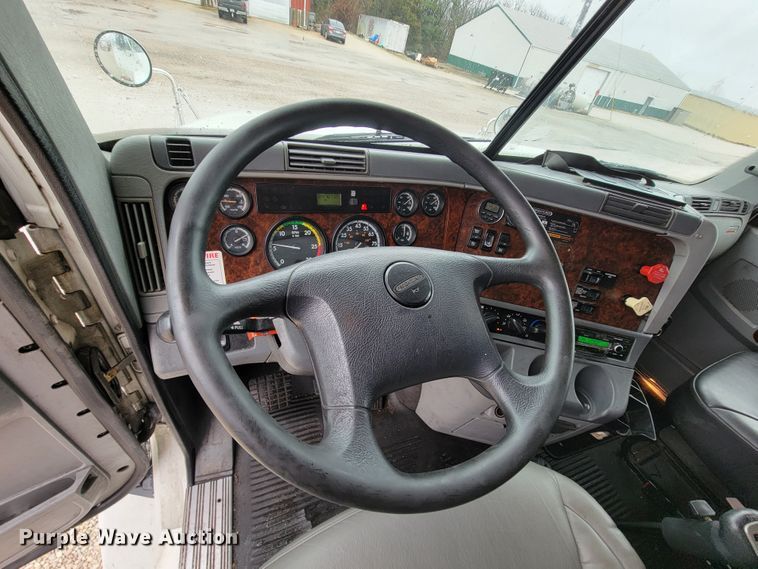 image for item FL9099 2013 Freightliner Columbia  Glider semi truck