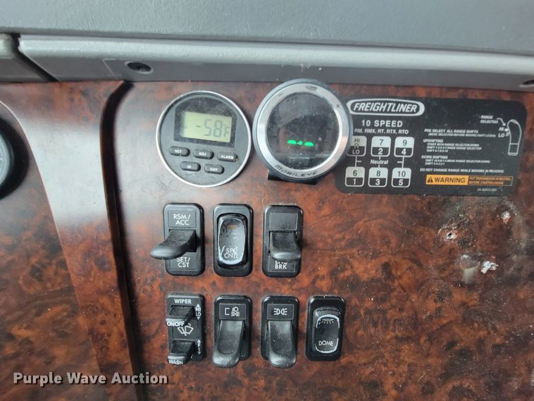 image for item FL9099 2013 Freightliner Columbia  Glider semi truck