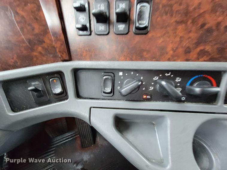 image for item FL9099 2013 Freightliner Columbia  Glider semi truck