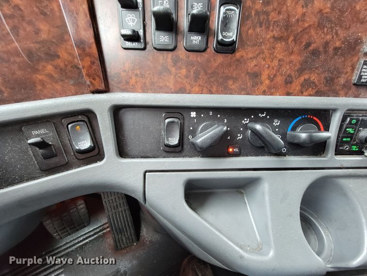 image for item FL9099 2013 Freightliner Columbia  Glider semi truck