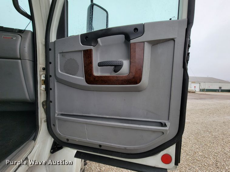 image for item FL9099 2013 Freightliner Columbia  Glider semi truck