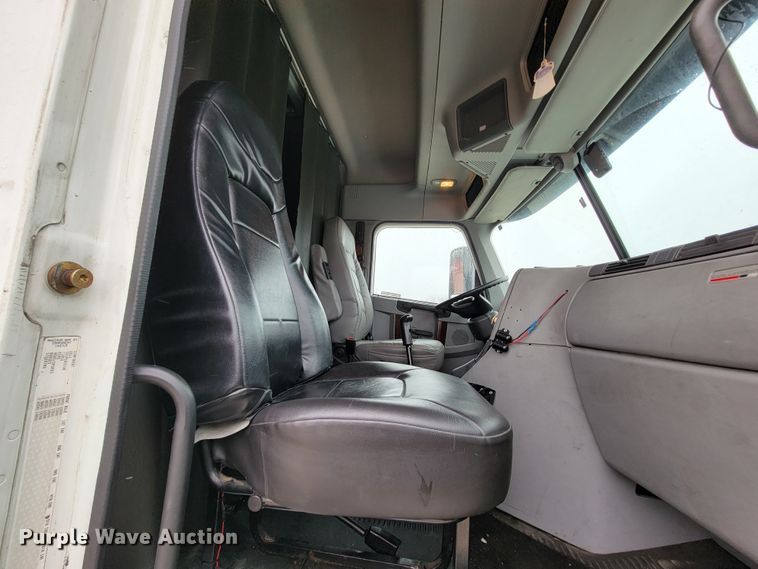 image for item FL9099 2013 Freightliner Columbia  Glider semi truck