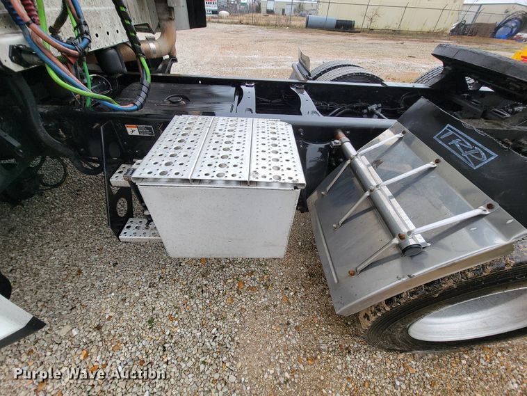 image for item FL9099 2013 Freightliner Columbia  Glider semi truck