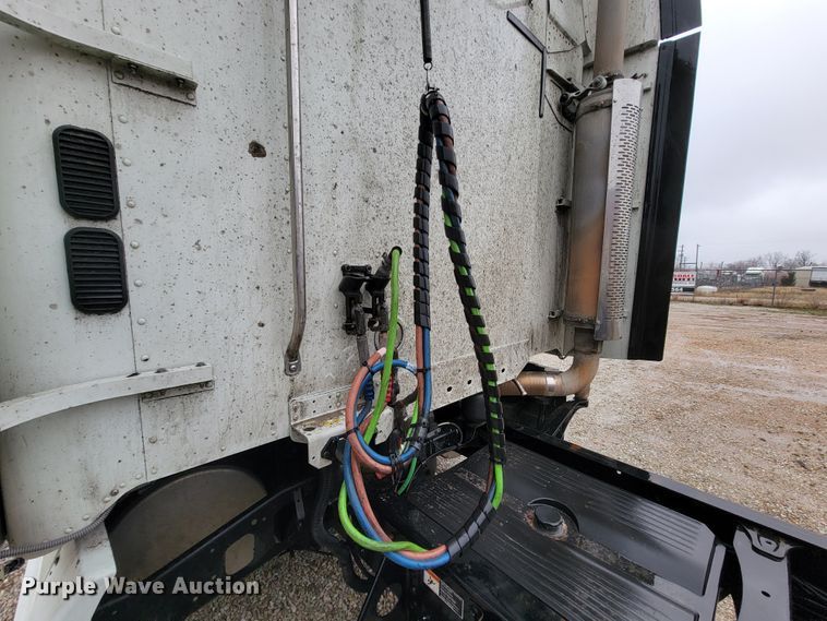 image for item FL9099 2013 Freightliner Columbia  Glider semi truck