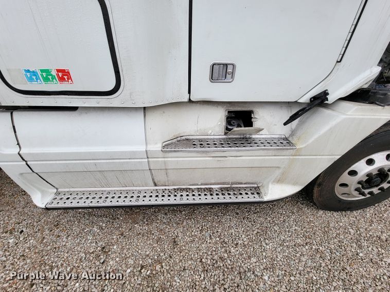 image for item FL9099 2013 Freightliner Columbia  Glider semi truck