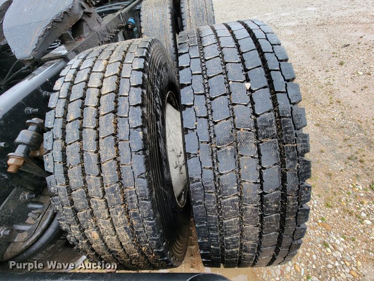 image for item FL9099 2013 Freightliner Columbia  Glider semi truck