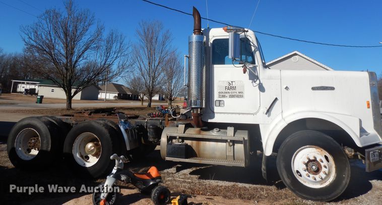 image for item GG9445 1988 Freightliner FLC  semi truck