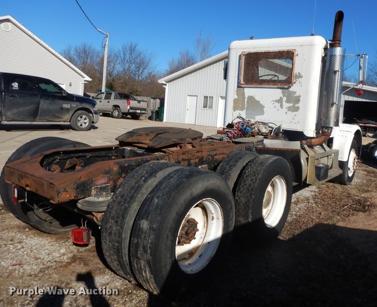 image for item GG9445 1988 Freightliner FLC  semi truck