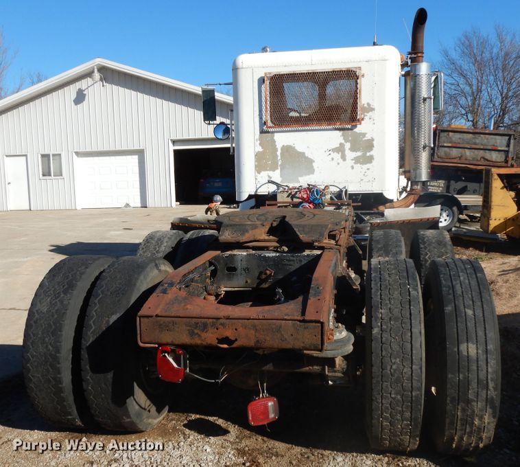 image for item GG9445 1988 Freightliner FLC  semi truck